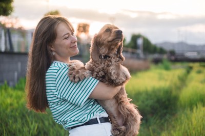 抱っこされる犬