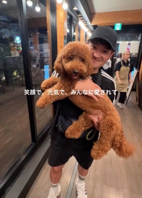 笑顔で抱っこされるノアくん