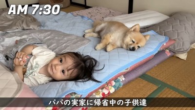 女の子の隣でウトウト…