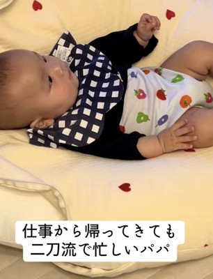パパを見つめる赤ちゃん