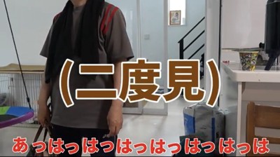部屋の中で立ち止まる女性