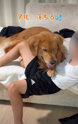 ずり落ちていく男の子
