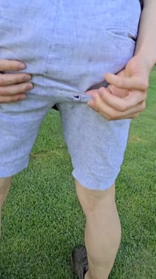 穴が開いた男性のズボン