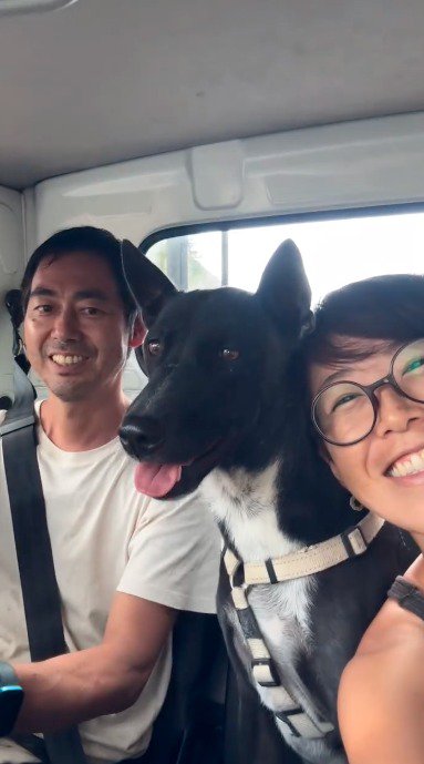 笑顔で写真を撮る犬と飼い主さんたち