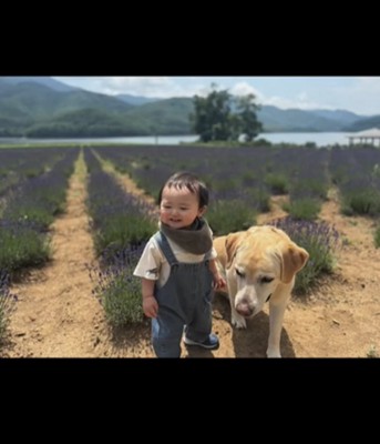 笑顔の赤ちゃんと犬