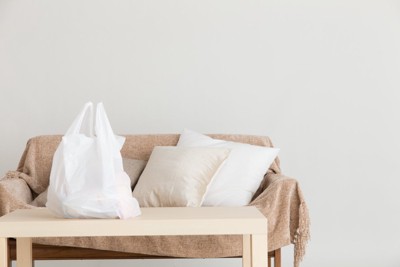 テーブルの上のレジ袋