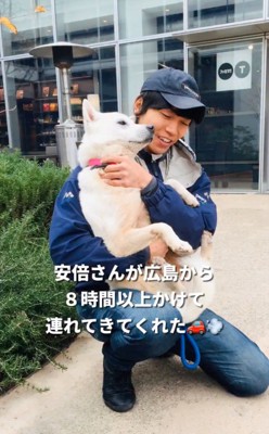 マナちゃんを抱っこする安倍さん