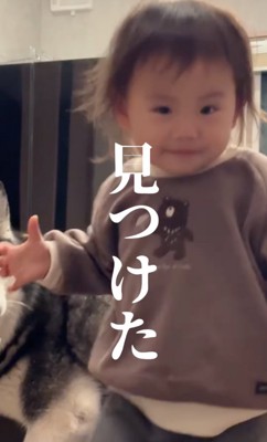 パパを見る赤ちゃん