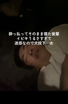 床で爆睡する男性の顔