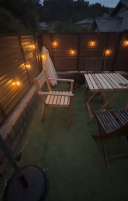 テーブルの周りを走る犬