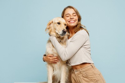 犬に手を添える女性