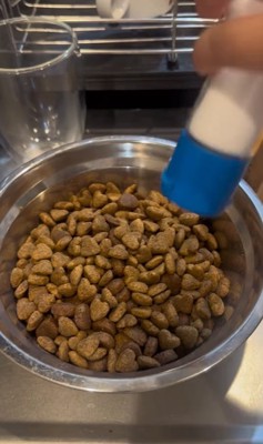 ご飯に塩をかけるふりをする飼い主