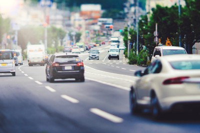 道路を車が走行する
