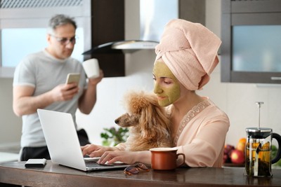 共働きのカップルと犬