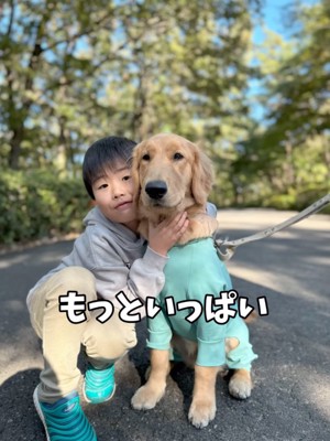 犬を抱きしめる男の子