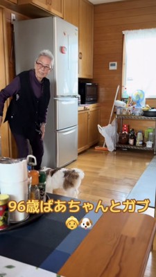 笑顔でこちらを見るおばあちゃん