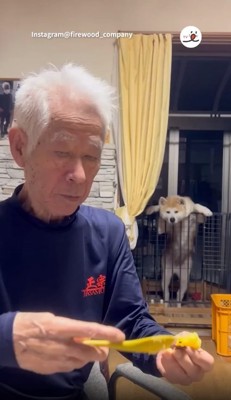 おいもを狙う紅ちゃん