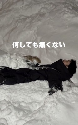 雪まみれで楽しむ2人