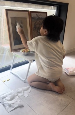 遺影を丁寧に拭く子ども