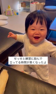 きぬちゃんと立つ練習中の赤ちゃん⑩