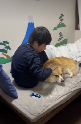 ジッさん、既にベッドの上に