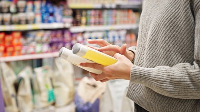 ペットショップでシャンプーを選んでいる人