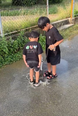 水たまりで遊ぶスズちゃんたち9