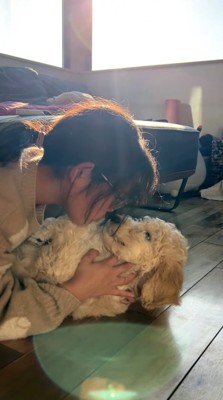 犬と見つめ合う女の子