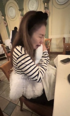 感極まって泣き続ける女性