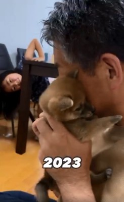 ソラちゃんと顔をつけるおじいちゃん