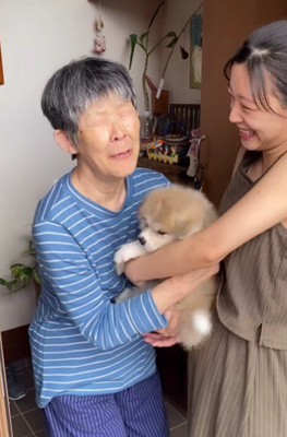 感極まるおばあちゃん