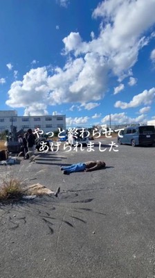 子犬の保護が完了し、道路に倒れ込む男性