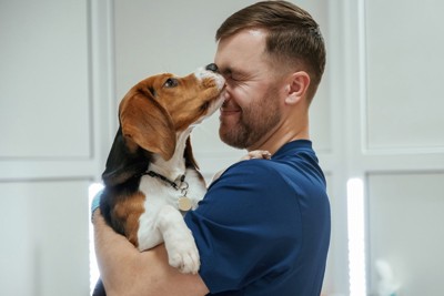 犬に舐められる男性