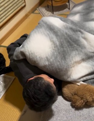 そーッと布団に入るお父さん