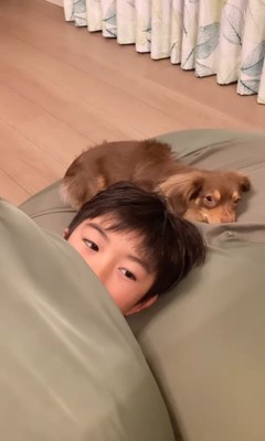 遊び疲れて寝るアムくんと男の子2