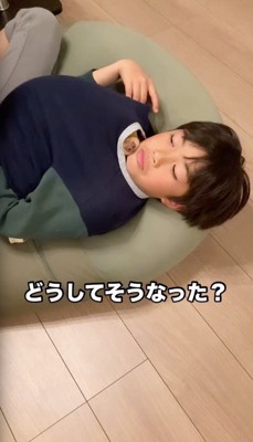 床に寝そべる男の子