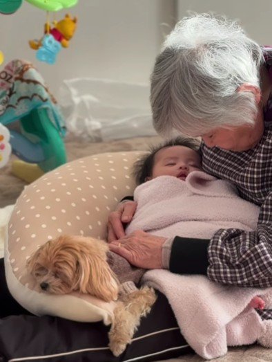 おばあちゃんの両手で繋がる3人