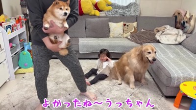 順番にパパの抱っこ♡