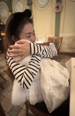 クッションをぎゅっと抱きしめる女性