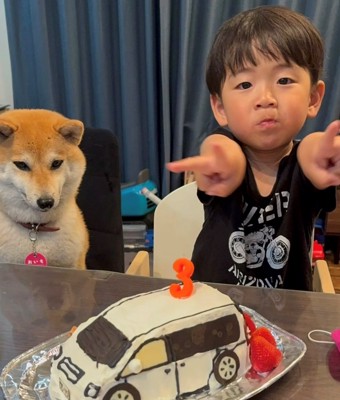 ケーキの前で並ぶふたり