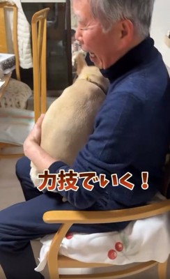 ふく丸くんを受け止めるおじいちゃん