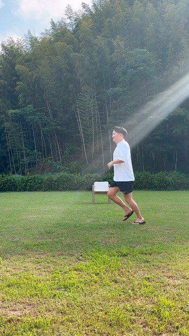 犬の走っていった方へ駆けていく男性