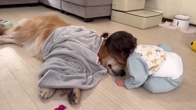 「一緒にタオルに入る？」