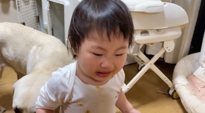 しかめっつらの子供