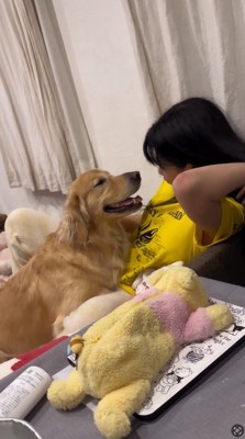 口を開けて女の子を見つめる