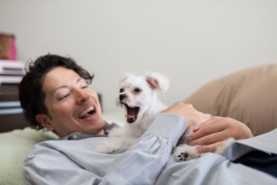 愛犬と寛ぐ飼い主