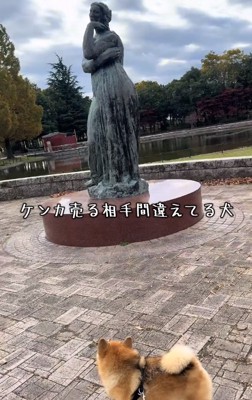 銅像を観察するあずきちゃん