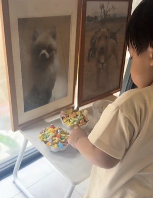 お供えのお菓子を整える子ども