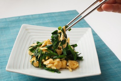 お皿に盛られたニラ玉