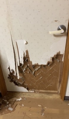 大きく壊れたドア